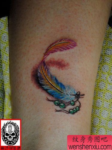 腿部女孩子喜欢的彩色羽毛纹身图案
