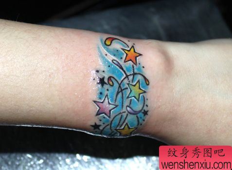 手臂好看的彩色五角星纹身图案