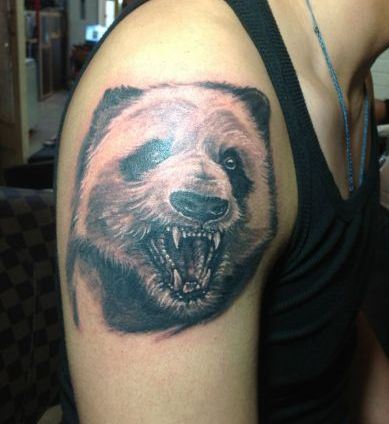 大臂一幅大熊猫纹身图案