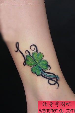 女生喜欢的腿部四叶草纹身图案
