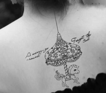 美女背部经典的旋转木马纹身图案