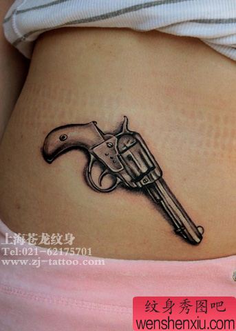 美女腹部唯美流行的手枪纹身图案