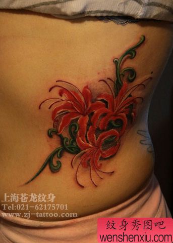 美女腰部唯美好看的彼岸花纹身图案