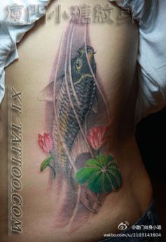 美女侧腰好看的水墨画鲤鱼莲花纹身图案