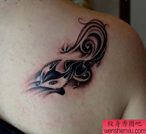 美女肩部唯美的狐狸纹身图案