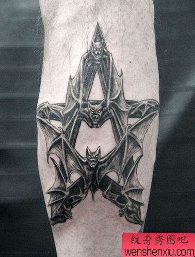 一幅另类的腿部蝙蝠五芒星纹身图案