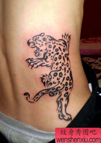 腰部霸气的图腾豹子纹身图案