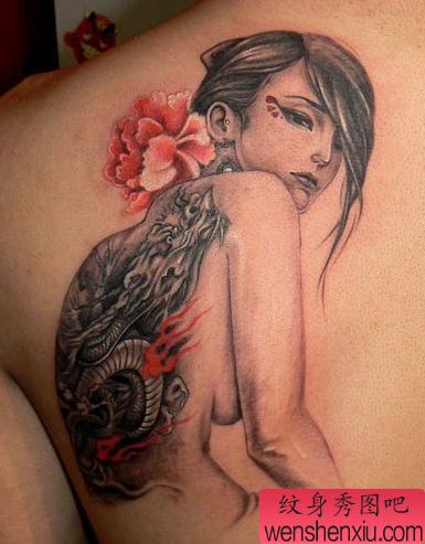 一幅背部漂亮的美女纹身图案