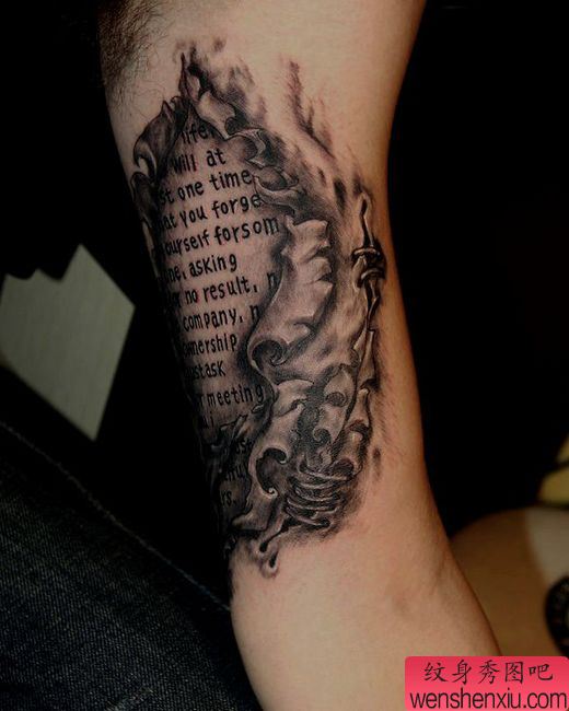 流行的手臂撕皮字母纹身图案