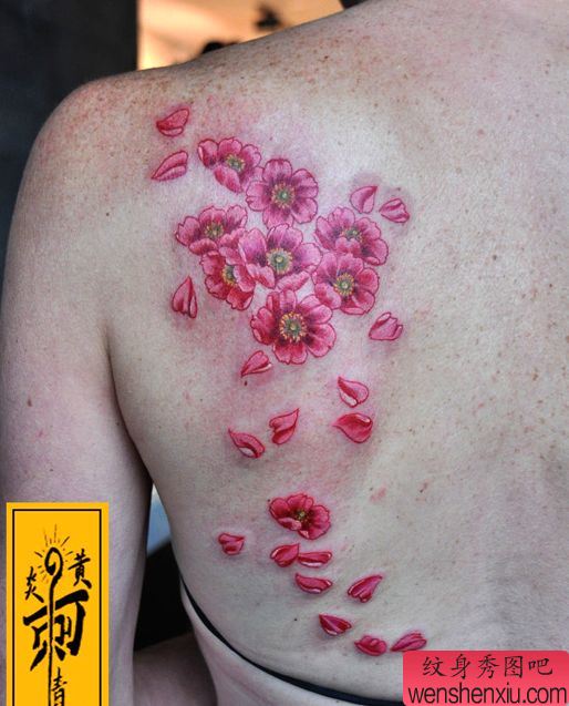 美女背部好看的彩色樱花纹身图案