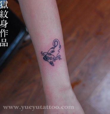 手臂唯美时尚的图腾大象纹身图案