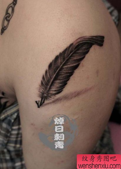 手臂好看的黑灰羽毛纹身图案
