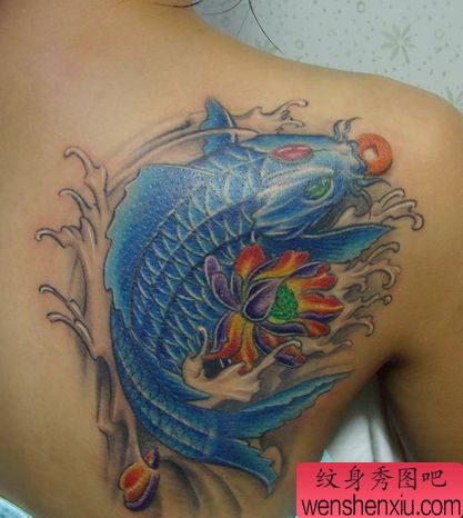 女孩子肩部彩色鲤鱼莲花纹身图案