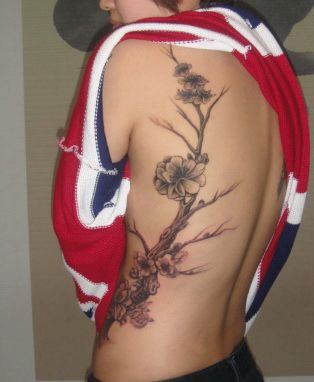 流行性感的美女背部桃花纹身图案