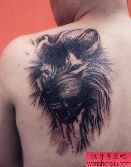 一幅霸气凶悍的滴血狼头纹身图案