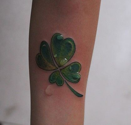 女生喜欢的彩色四叶草纹身图案