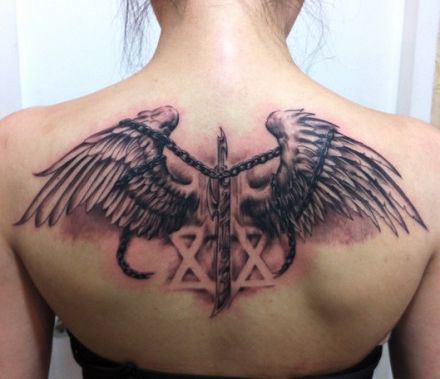女孩子背部好看时尚的翅膀纹身图案