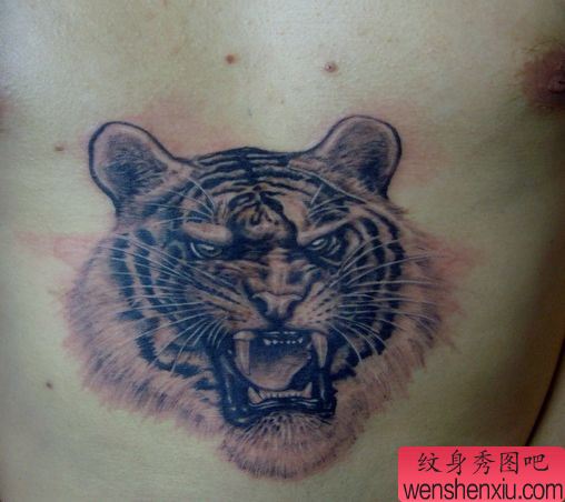一幅前胸霸气的虎头纹身图案