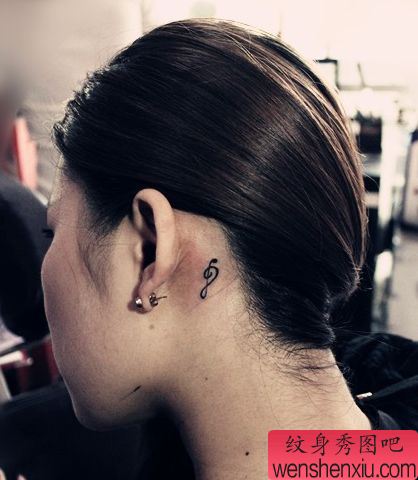 女生耳部图腾音符纹身图案