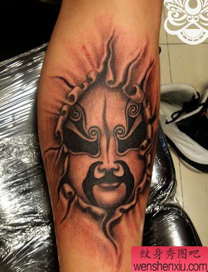 腿部经典帅气的撕皮脸谱纹身图案