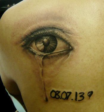 一幅女孩子肩部流泪的眼睛纹身图案