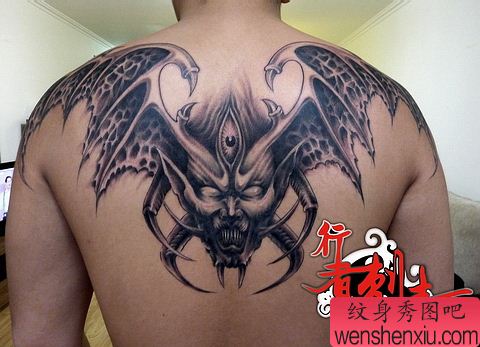 背部帅气超酷的恶魔翅膀纹身图案