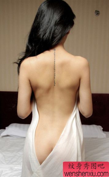 性感流行的美女背部字母纹身图案
