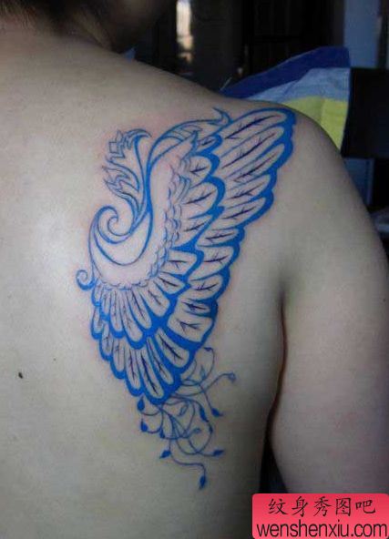 肩部好看的彩色图腾翅膀纹身图案
