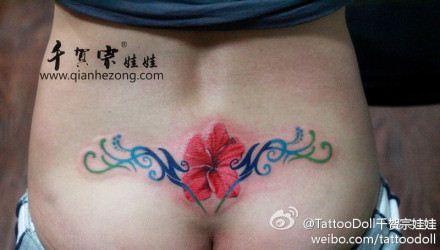 美女腰部好看的彩色图腾腰花纹身图案