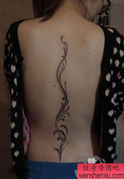 女孩子背部好看的藤蔓纹身图案