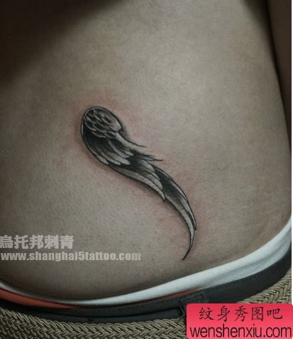 一幅小巧唯美的翅膀纹身图案