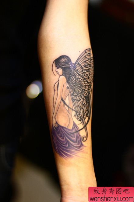手臂一幅性感的精灵纹身图案