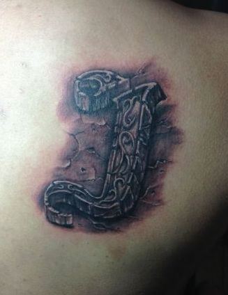 背部裂纹石雕字母纹身图案