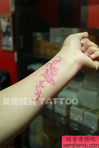 女孩子喜欢的手臂彩色图腾蝴蝶藤蔓纹身图案