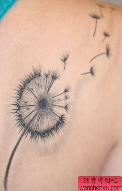 女孩子肩部好看时尚的蒲公英纹身图案