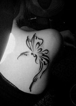 女孩子喜欢的肩部图腾蝴蝶纹身图案