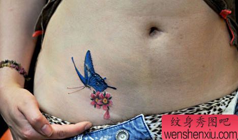 女孩子腹部彩色蝴蝶樱花纹身图案