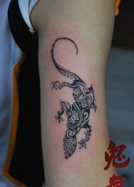 手臂好看的图腾蜥蜴纹身图案