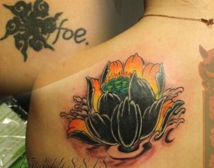 女孩子肩部好看的莲花纹身图案