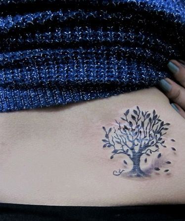 美女腰部好看时尚的图腾树纹身图案