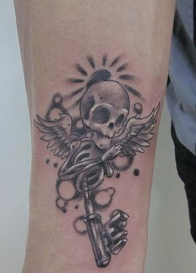 可爱经典的手臂骷髅纹身图案