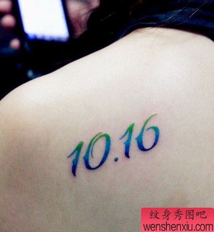 女生喜欢的肩部彩色数字纹身图案