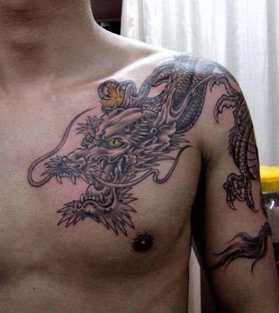 经典时尚的披肩龙纹身图案