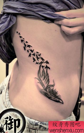 女生喜欢的羽毛化小鸟纹身图案