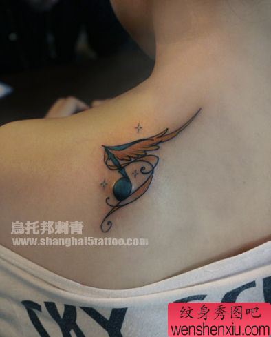 女生肩部流行的音符翅膀纹身图案