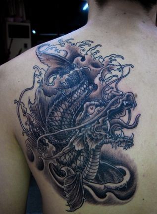 一幅肩背帅气的鳌鱼纹身图案