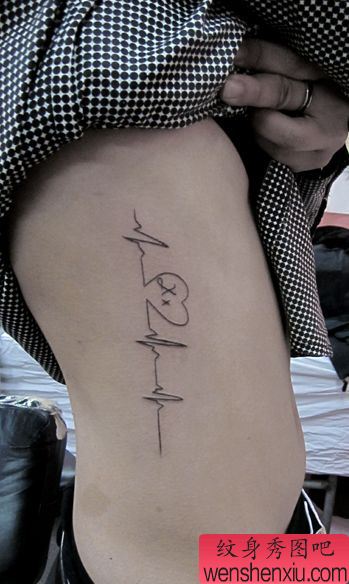 时尚流行的心电图纹身图案