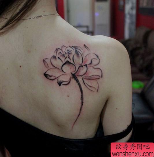一幅女孩子肩背水墨风格莲花纹身图案