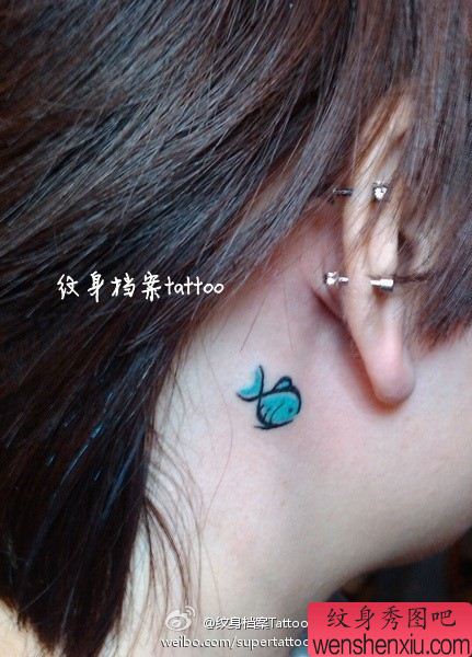 一幅女孩子颈部可爱小鱼纹身图案