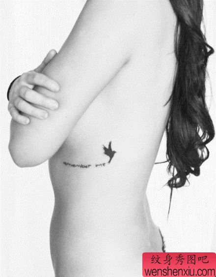 美女胸部流行时尚的字母小鸟纹身图案